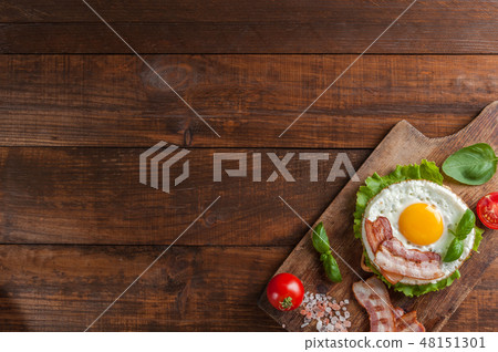 Fried eggs with bacon on breakfast 48151301