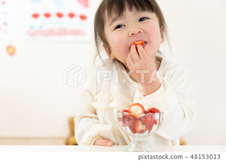 A girl who eats strawberries A girl who eats strawberries 48153013