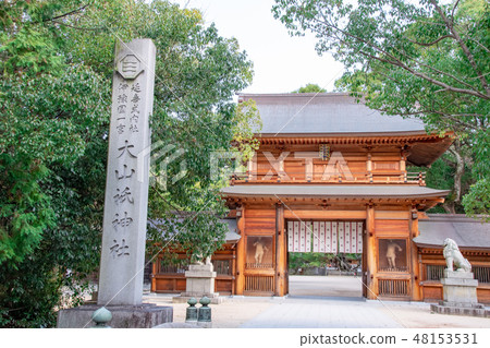 The main gate and the monument of Omiyasumi Shrine The main gate and the monument of Omiyasumi Shrine 48153531