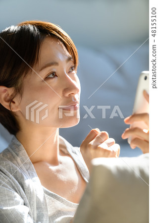 Female Lifestyle smartphone 48155100