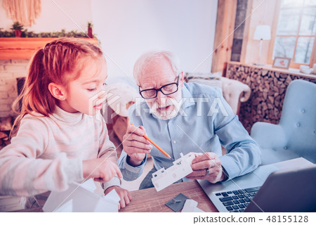 Old man showing kid how doing home 48155128