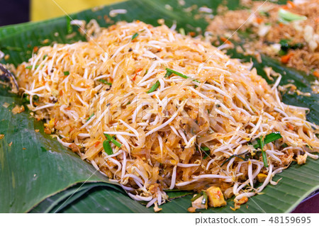 cooking Pad Thai noodles 48159695