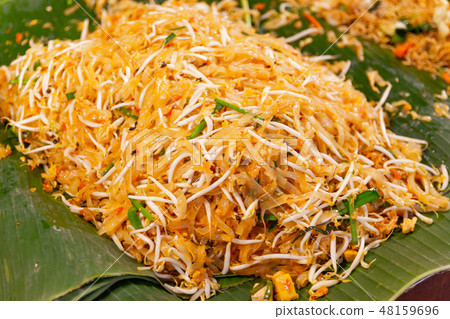 cooking Pad Thai noodles 48159696