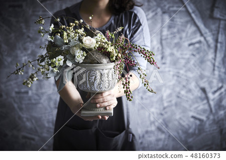 A woman to be a flower arrangement 48160373