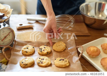 Making sweets 48161051