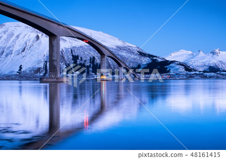 Bridge and reflection on the water surface. 48161415