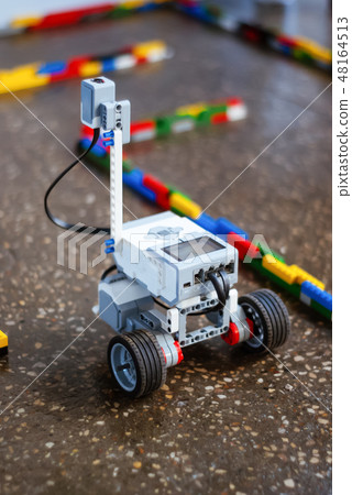 little robot in the maze 48164513