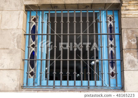 Blue window in old City of Havana 48165223