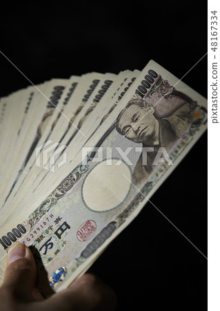 女子手上有100萬日元的手令 48167334