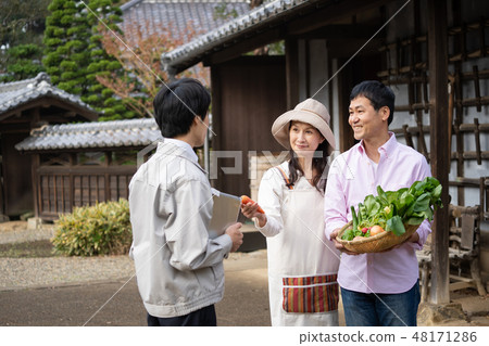 Agricultural couple vegetable farmer image 48171286