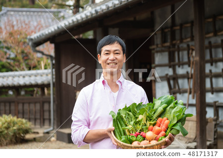 農業中間男性菜農舍慢生活圖像 48171317
