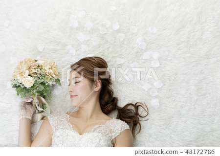 Woman in wedding dress 48172786