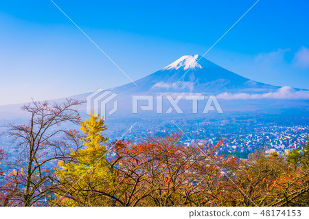 Beautiful landscape of mountain fuji around maple leaf tree in autumn season 48174153