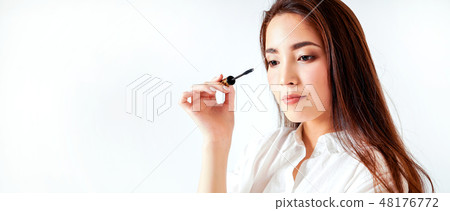 Mascara make up beauty asian young woman 48176772