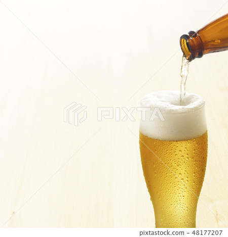 啤酒 - 將瓶裝啤酒倒入玻璃杯中 48177207