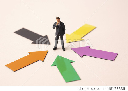 Businessman with a concentrated arrow 48178886