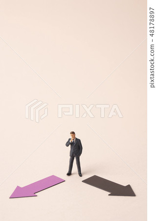 箭頭在兩個方向的商人 箭頭在兩個方向的商人 48178897