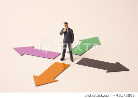 Businessmen with arrows in four directions 48178898