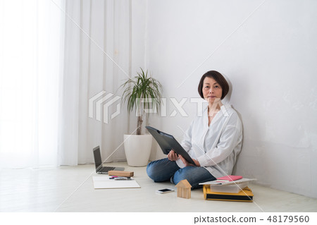 Freelance lady Freelance lady 48179560