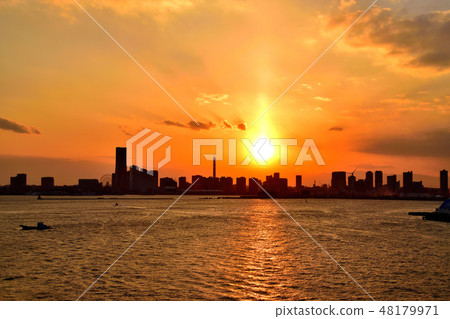 在日落的Minato Mirai區發光的桔子 48179971