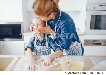 mother with daughter in the kitchen 48181611