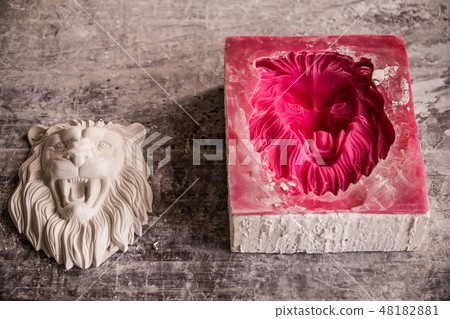 Plaster workshop. Separates the silicone mold from the plaster sculpture of the lion's head. Plaster workshop. Separates the silicone mold from the plaster sculpture of the lion's head. 48182881