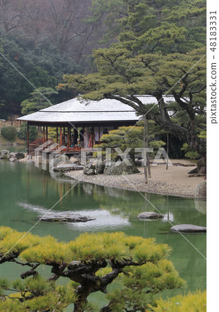 Kuribayashi公園在冬天,南湖岸,小雪的Sukiyakutei Kuribayashi公園在冬天,南湖岸,小雪的Sukiyakutei 48183331