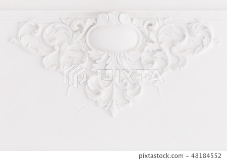 Beautiful ornate white decorative plaster moldings in studio Beautiful ornate white decorative plaster moldings in studio 48184552