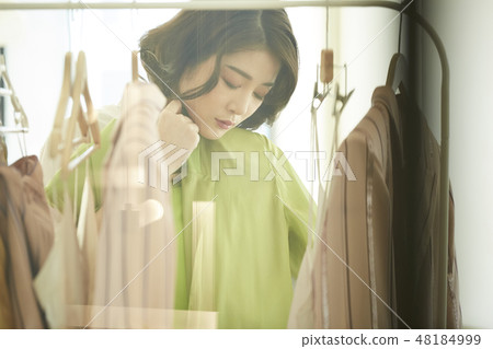 Women Shopping 48184999