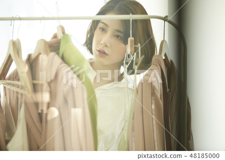 Women Shopping 48185000