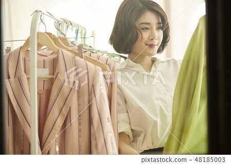 Women Shopping 48185003