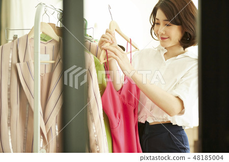 Women Shopping 48185004