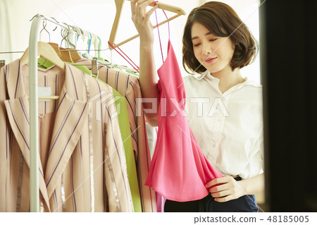 Women Shopping 48185005