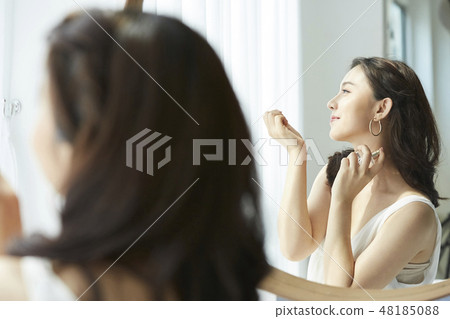 Woman dress up 48185088
