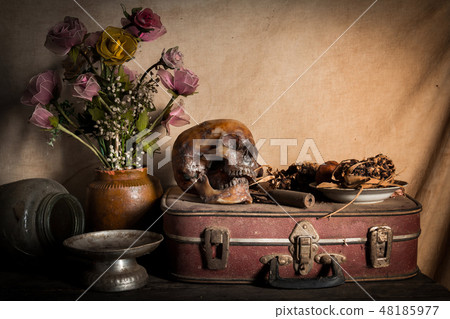 Human skull and flower vase old treasure on wooden Human skull and flower vase old treasure on wooden 48185977