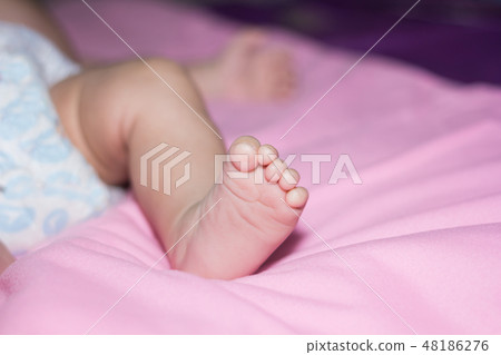 Baby's feet on the mattress 48186276