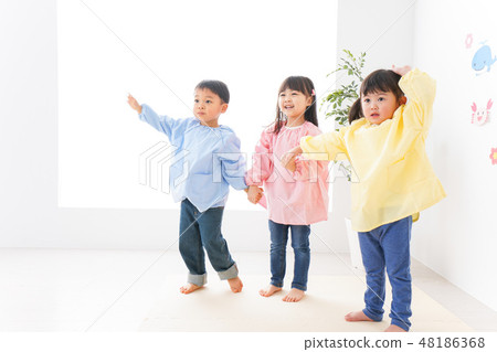 可愛的孩子們在幼兒園·托兒所·兒童花園度過愉快的假期 48186368