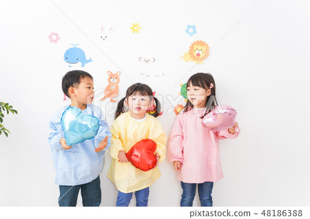 可愛的孩子們在幼兒園·托兒所·兒童花園度過愉快的假期 48186388