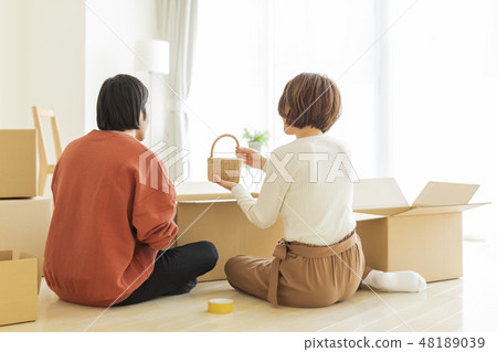 一對夫婦與移動工作 48189039