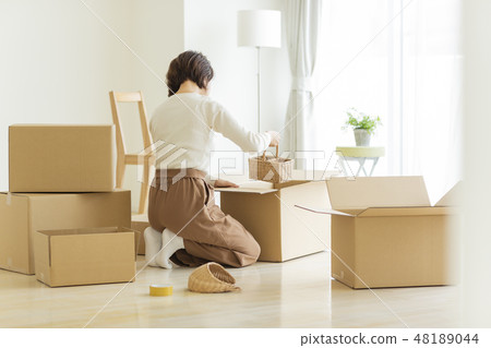 婦女在搬家工作 48189044