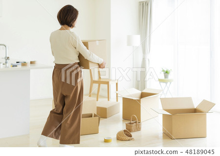 婦女在搬家工作 48189045