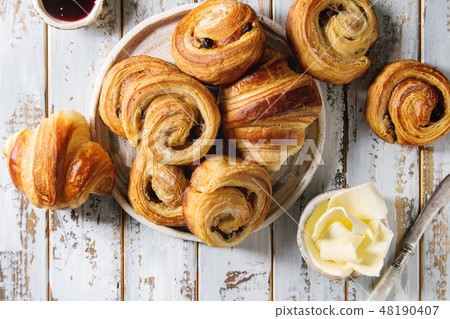 Puff pastry buns 48190407