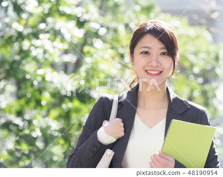 有綠色文件的女商人在辦公室鎮 48190954
