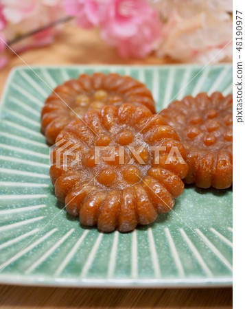 Korean food and cherry blossoms 48190977