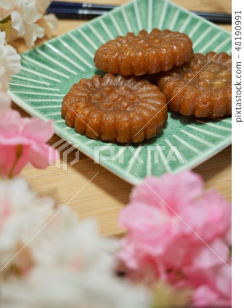Korean food and cherry blossoms 48190991