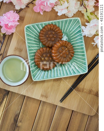 Korean food and cherry blossoms 48191121