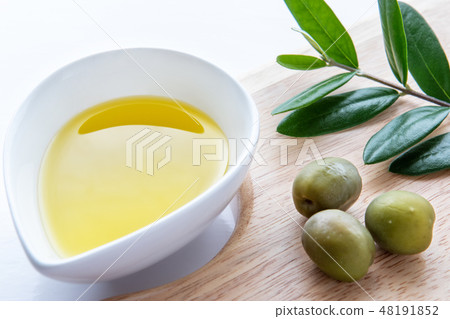 橄欖油和橄欖果實和葉子 橄欖油和橄欖果實和葉子 48191852