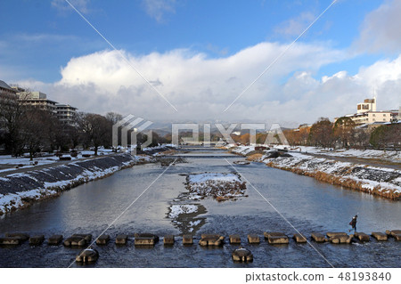 Kamogawa (snow scene) 48193840