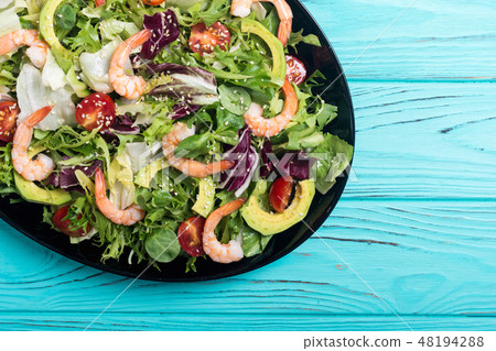 Mix of salad shrimps avocado cherry tomatoes  48194288