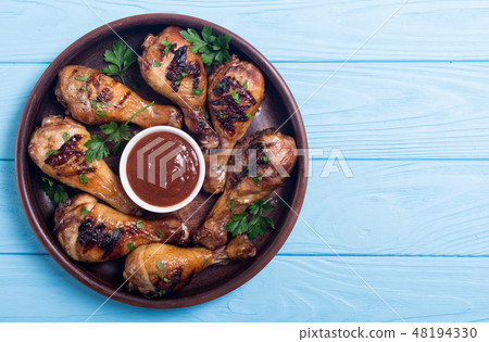 Grilled chicken legs with tomato sauce 48194330